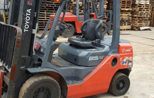 Used Toyota 8FD25 forklift for sale in Singapore